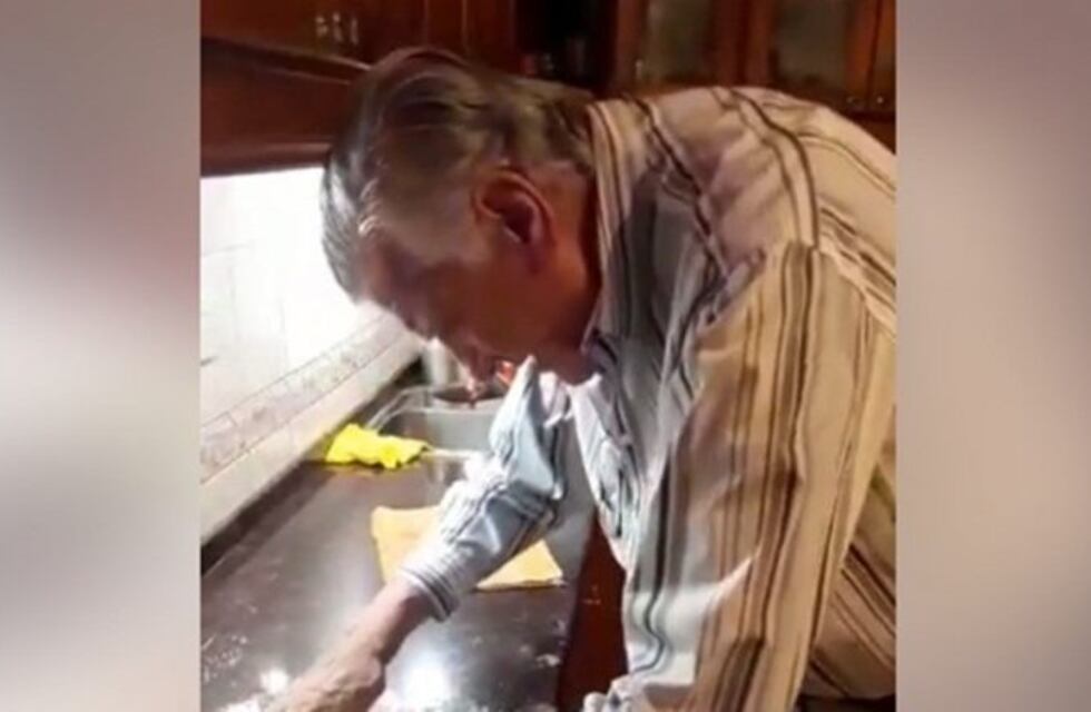 El video del ex gobernador Gioja haciendo fideos que la rompe en las redes