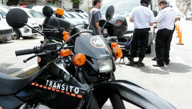 Intentu00f3 escapar de un control vehicular y atropellu00f3 a un agente municipal y a una policu00eda