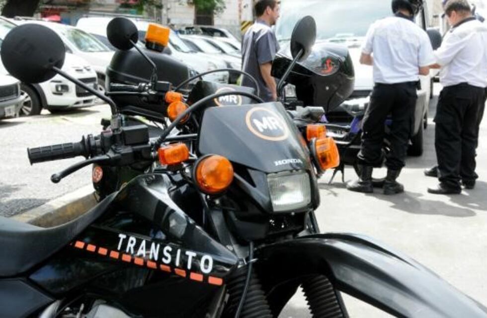 Intentó escapar de un control vehicular y atropelló a dos agentes