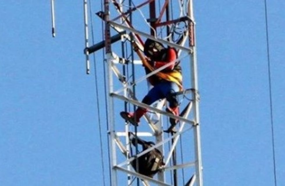 Hombre araña se trepó a la antena radial de la UTN
