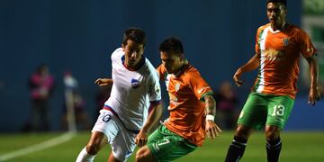 Argentina's Banfield forward Pablo Mouche (C) vies for the ball with Uruguay's nacional midfielder Carlos de Pena during their Copa Libertadores 2018 3rd stage second leg football match at the Gran Parque Central stadium in Montevideo on February 21, 2018\u002E / AFP PHOTO / PABLO PORCIUNCULA