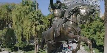 Los trabajadores de la Ciudad de Mendoza descubrieron la recuperación de la estatua de José de San Martín en la plaza que lo recuerda y todo fue emoción\u002E