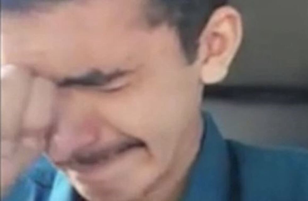 Un joven con discapacidad obtuvo su primer empleo y no pudo contener la emoción al contarle a su mamá