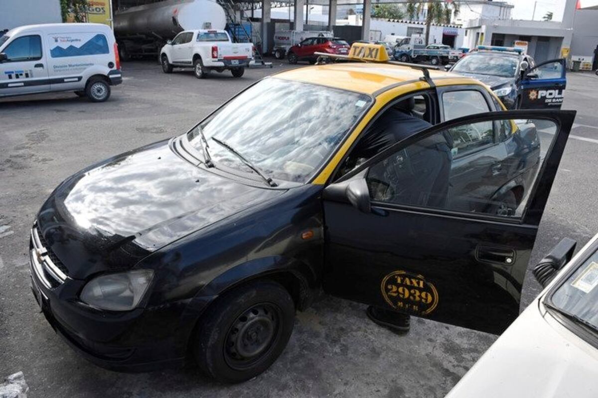 La víctima trabajaba con un Chevrolet Corsa que quedó en una estación de servicio cercana\u002E (Juan José García)