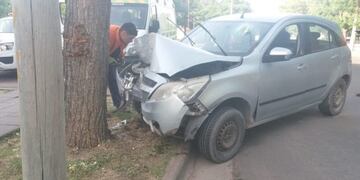 Un conductor que chocó contra un árbol se negó a realizar el test de alcoholemia