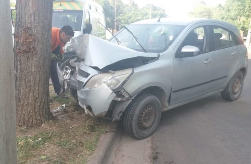 Chocó contra un árbol: no quiso someterse al test de alcoholemia
