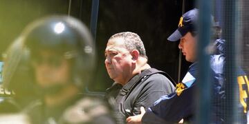 pedido de detencion por causa encubrimiento atentado amia memorandum entendimiento\r\n\r\n\r\nEl ex dirigente social argentino Luis D'Elía (centro) es llevado por la policía el 07/12/2017 en Buenos Aires, Argentina\u002E D'Elía fue detenido en el marco de la causa por la cual el juez federal Claudio Bonadio dictó el procesamiento con prisión preventiva de la ex presidenta Cristina Fernández de Kirchner (2007-2015), acusada de supuesto encubrimiento a Irán en el atentado a la mutual judía AMIA en 1994\u002E (Vinculado al texto de dpa \