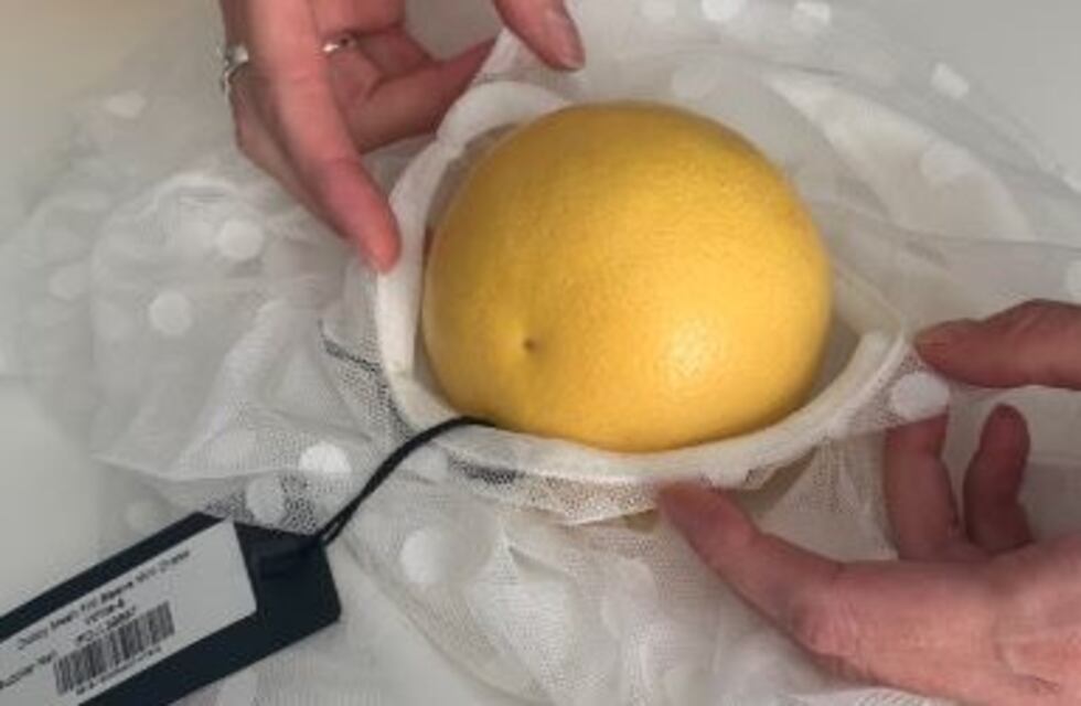 Viral: compró un vestido por internet y denunció que fue hecho para "cabezas de pomelo"