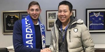 Emiliano Sala con el presidente del Cardiff\u002E (www\u002Ecardiffcity\u002Ecom\u002Euk)