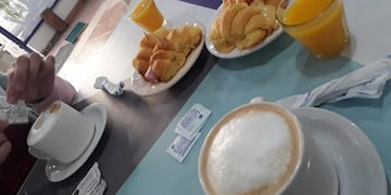 El café y las medialunas ya se puede servir en la mesa si hay reserva previa\u002E (@marisa860)