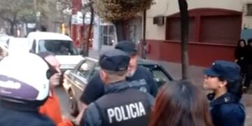 Fuerte cruce entre conductor y manifestantes del #NiUnaMenos