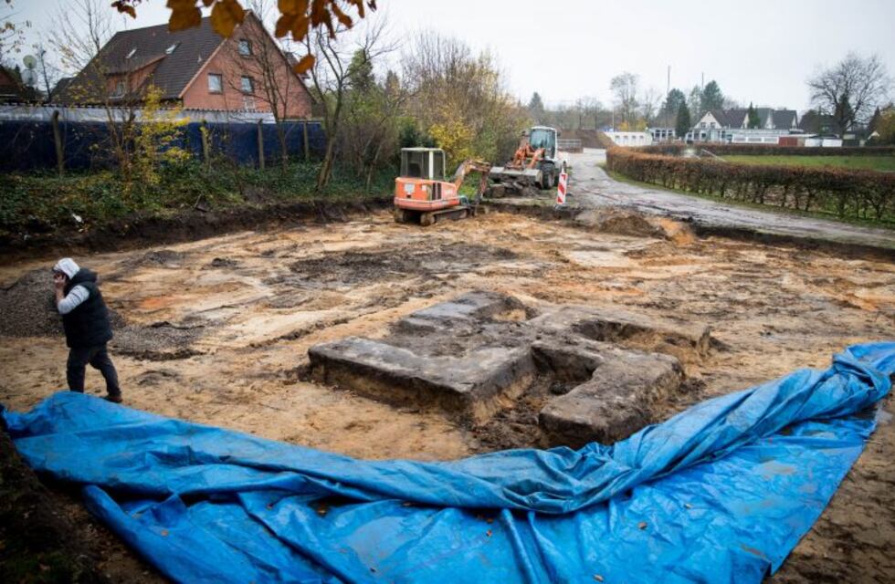 Hallaron una esvástica gigante al excavar en un estadio alemán