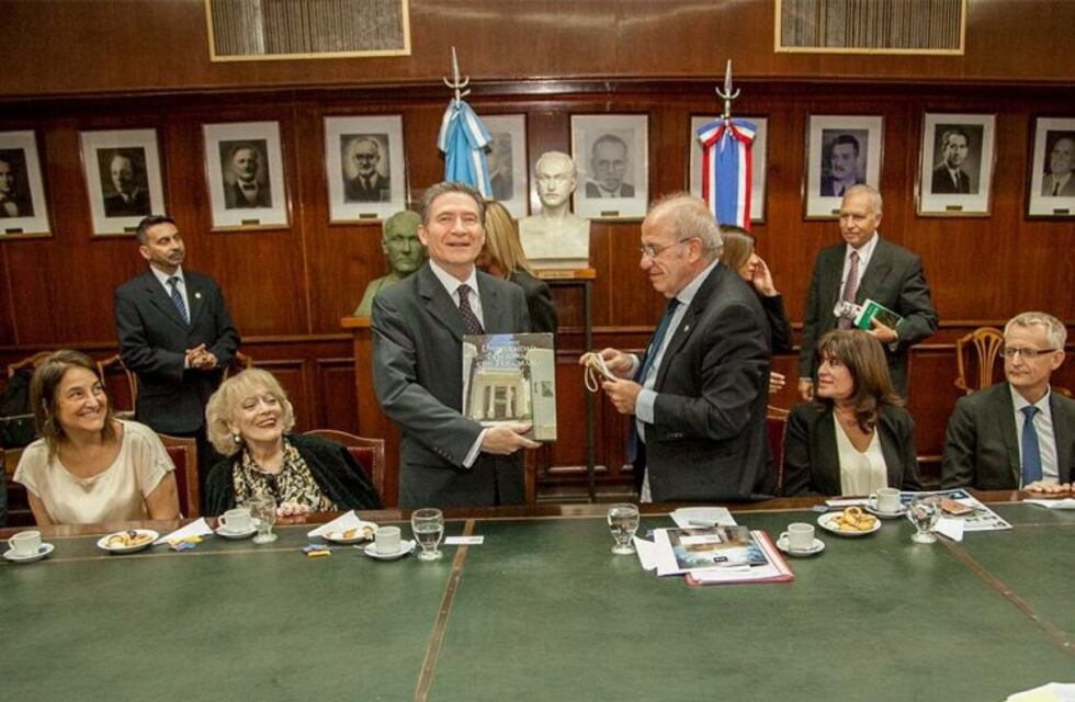El rector de la UNT, José García, recibió la visita del Embajador de Francia en la Argentina, Pierre Henri Guignard