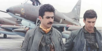 Pablo Carballo, junto a un camarada de la Fuerza Aérea Argentina\u002E