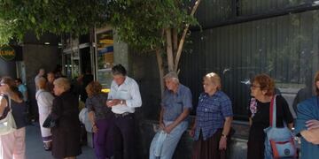 El sábado, con el nuevo cronograma, el pago de sueldos se realizó sin desbordes\u002E