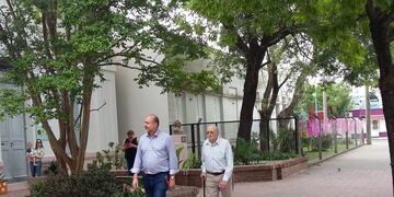Omar Perotti junto a su padre, llegado a la escuela (Vía Rafaela)