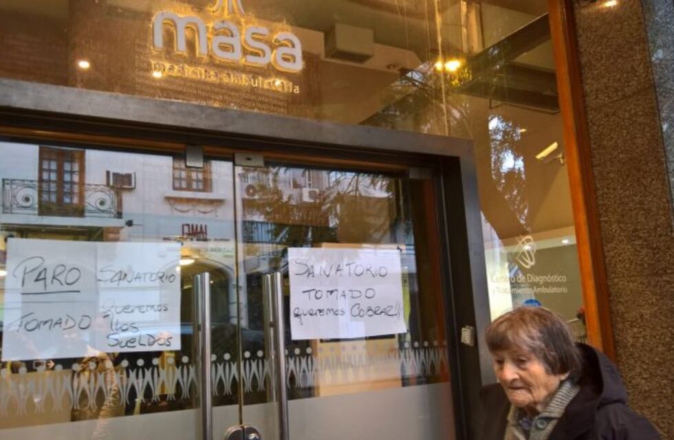 Trabajadores cesanteados del Sanatorio Saladillo tomaron los consultorios Masa