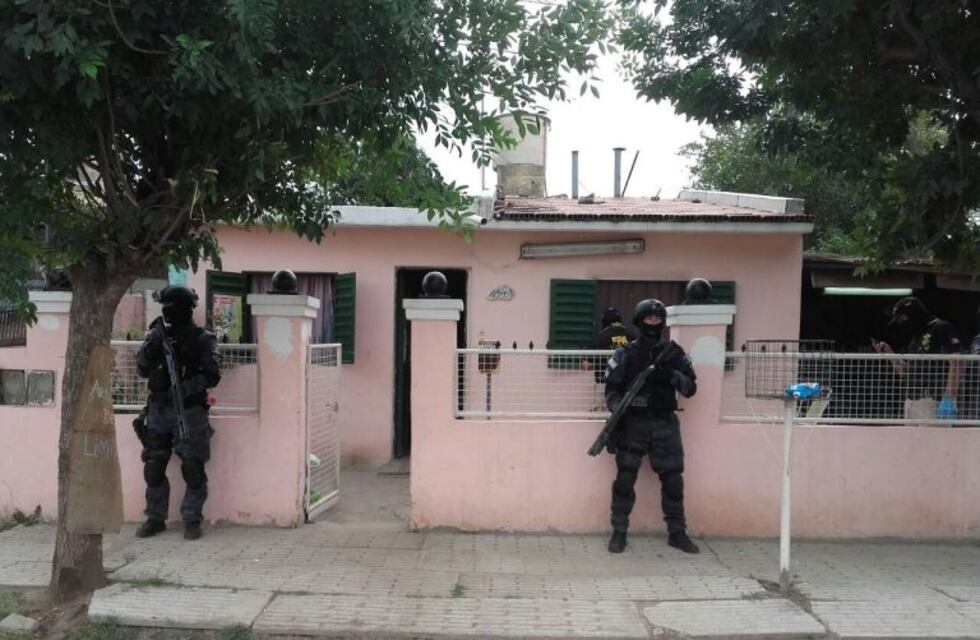 Operativo de drogas con sorpresas en tres barrios de la ciudad