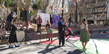 Artistas callejeros y artesanos montaron un circo frente a la Municipalidad de Rosario\u002E (Twitter)