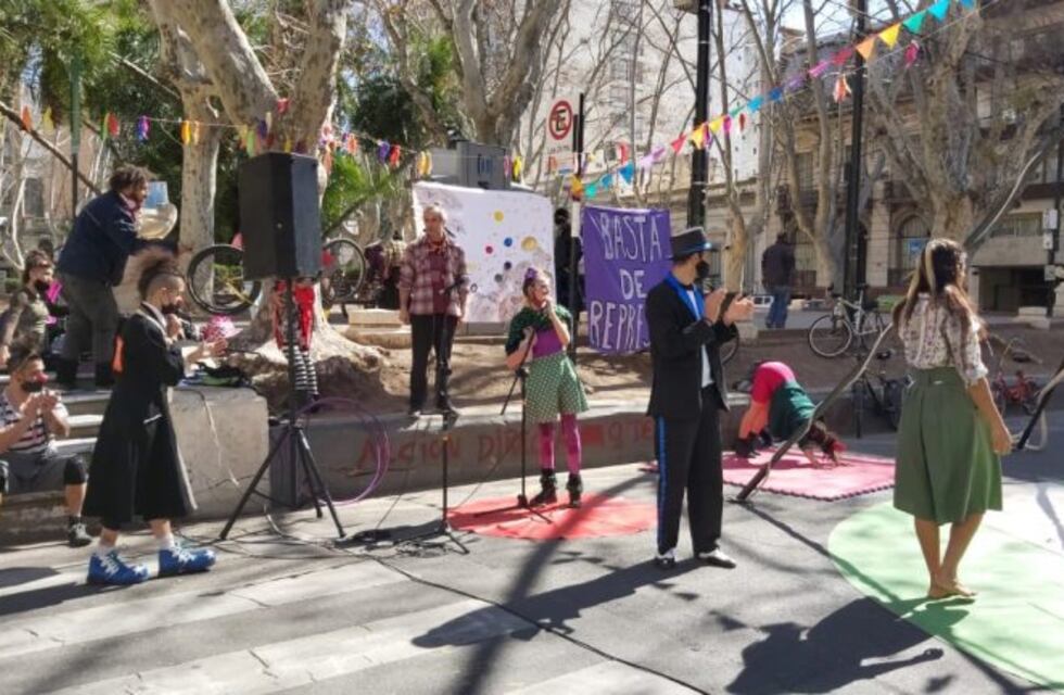 Montaron un circo frente al Municipio para pedir que los dejen trabajar