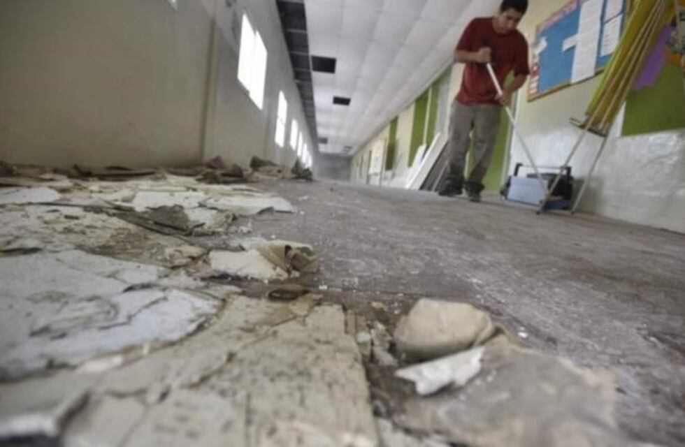 Por las lluvias, cayó el cielorraso de una escuela en Argüello