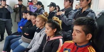 Las seis personas que el 3 de setiembre entraron a robar en grupo al supermercado Átomo de avenida Balloffet al 2700 de San Rafael\u002E