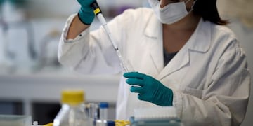 A water quality scientist, conducts tests on a water sample at the Eau de Paris research and analysis laboratories in Ivry-sur-Seine, near Paris, France, July 22, 2020\u002E Scientists study the Paris waste water to detect the concentration of COVID-19 traces as France remains vigilant against the spread of the coronavirus disease (COVID-19)\u002E Picture taken July 22, 2020\u002E REUTERS/Benoit Tessier