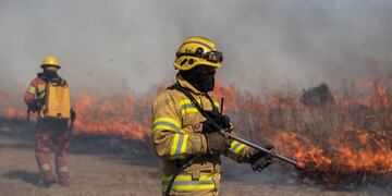 Mauricio Distefani en pleno combate contra el fuego\u002E (Foto: Nicolás Resille)\u002E