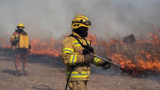 Mauricio Distefani en pleno combate contra el fuego\u002E (Foto: Nicolás Resille)\u002E
