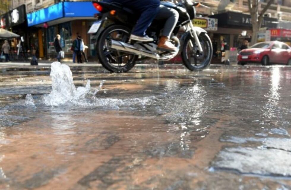 Se rompió un acueducto y se inundó la calle San Martín