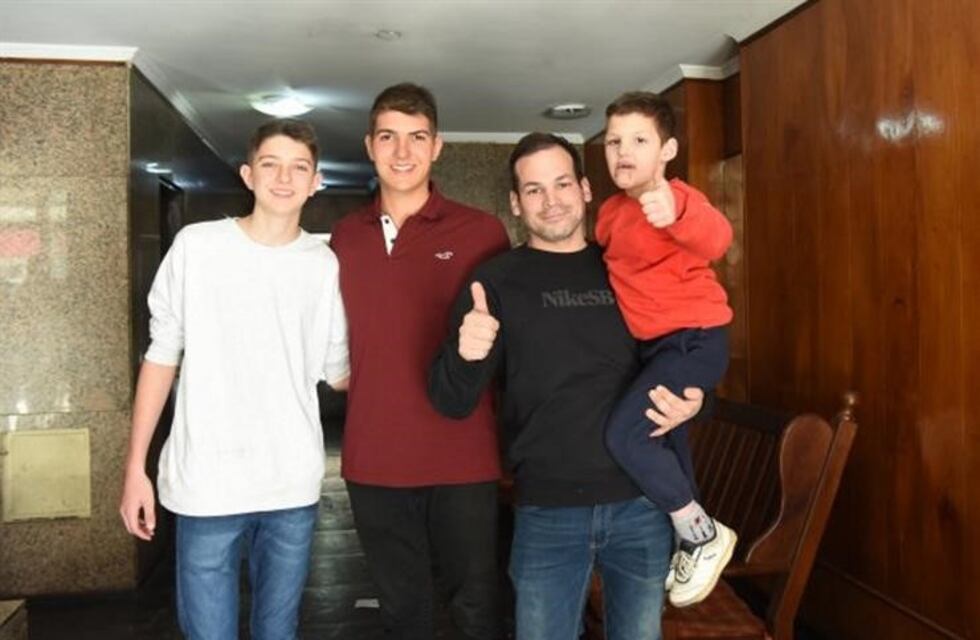 Entregarán un diploma de honor a los hombres que rescataron a un niño que colgaba de un balcón