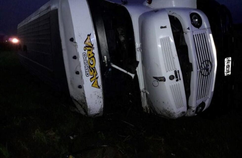 Los Palmeras fueron al rescate de otro grupo de cumbia santafesina que volcó en la ruta