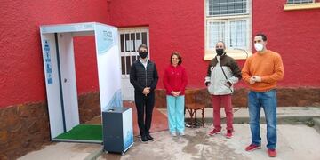 Primera cabina sanitizannte en Huerta Grande donada por sus propios vecinos\u002E (Foto: prensa municipal)\u002E