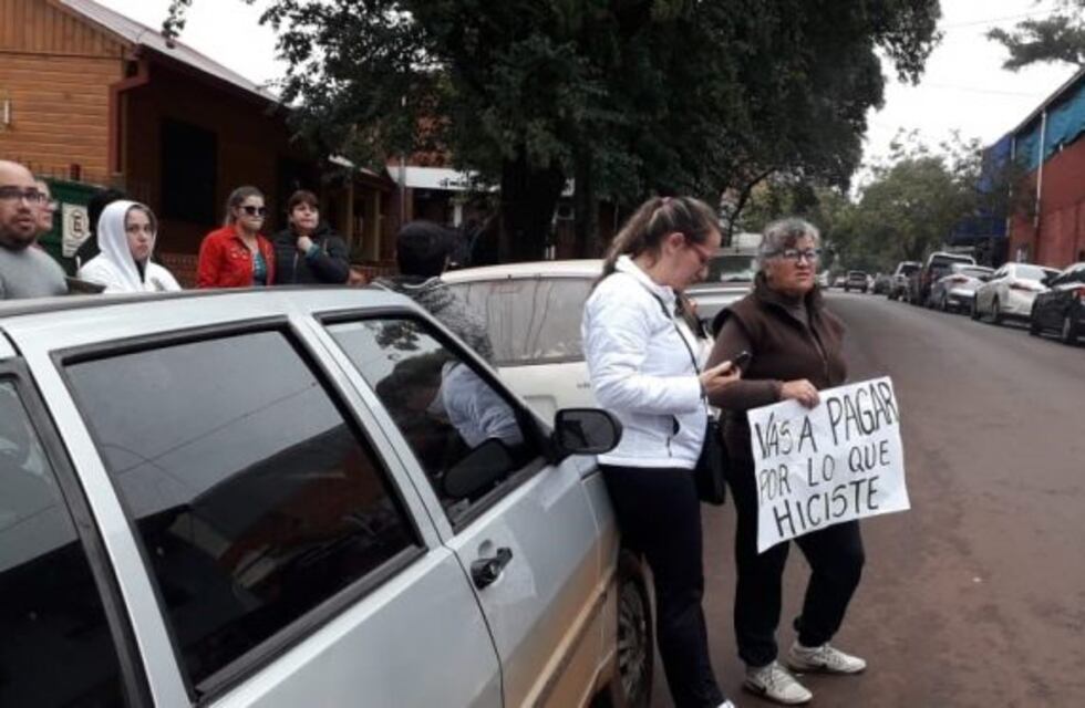 Entre insultos de familiares de la víctima, Schanderl se presentó ante el juez