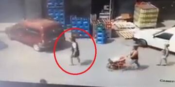 El sujeto se aproxima a la camioneta desde donde robará una bolsa con cigarrillos\u002E