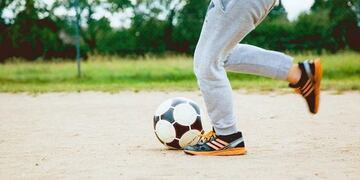 Jugando al fútbol\u002E (web)