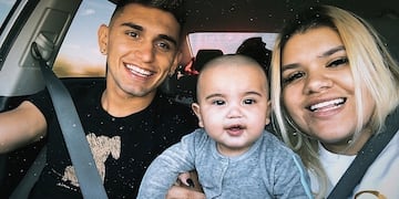 Mini de jean y botas texanas: el look de More Rial para la gala de #LosMásClikeados