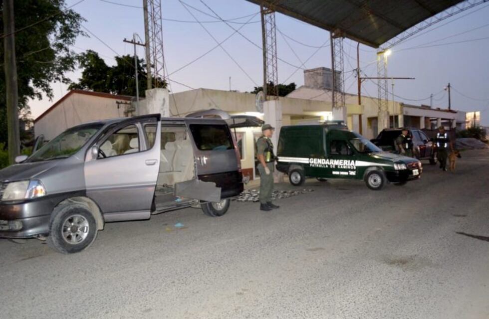 Intentaron pasar casi 80 kilos de marihuana en dos vehículos. Fueron presos