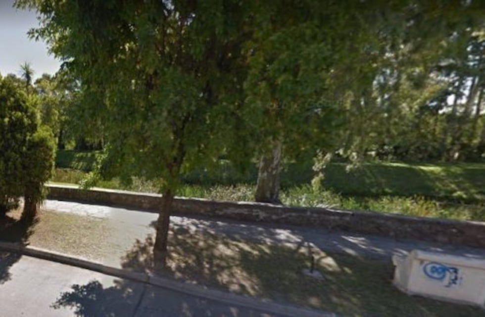 El video viral de una pareja muy acaramelada en el arroyo