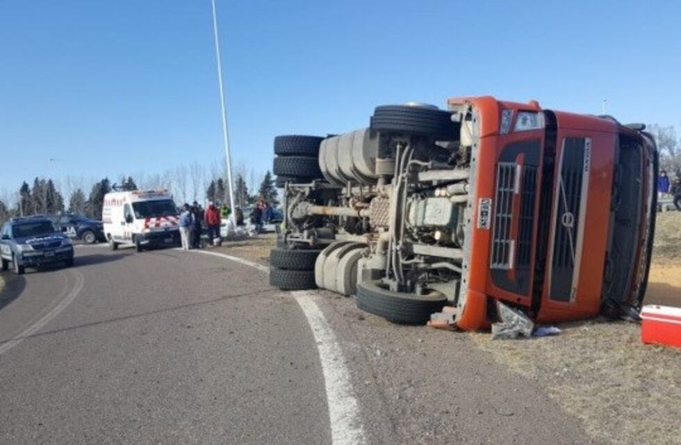 Un conductor sufrió lesiones al volcar un camión