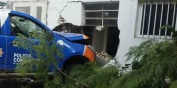 UN mu00f3vil de la Policu00eda Comunitaria terminu00f3 incrustado en el PAMI II.