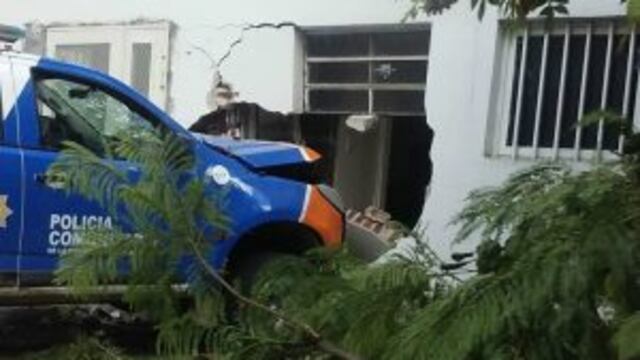 UN mu00f3vil de la Policu00eda Comunitaria terminu00f3 incrustado en el PAMI II.