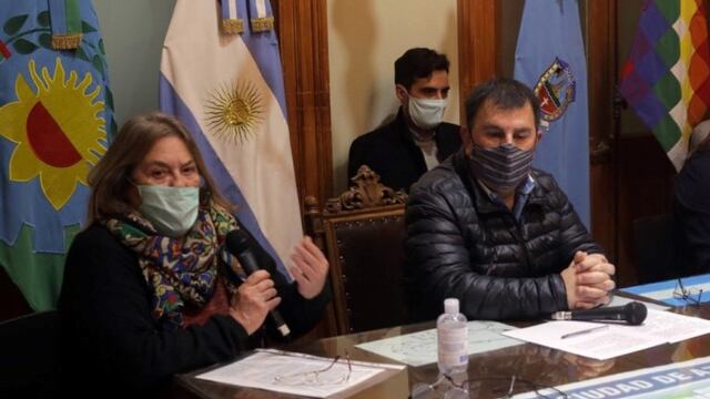 Adriana Scalcini durante una conferencia de prensa con Hernán Bertellys