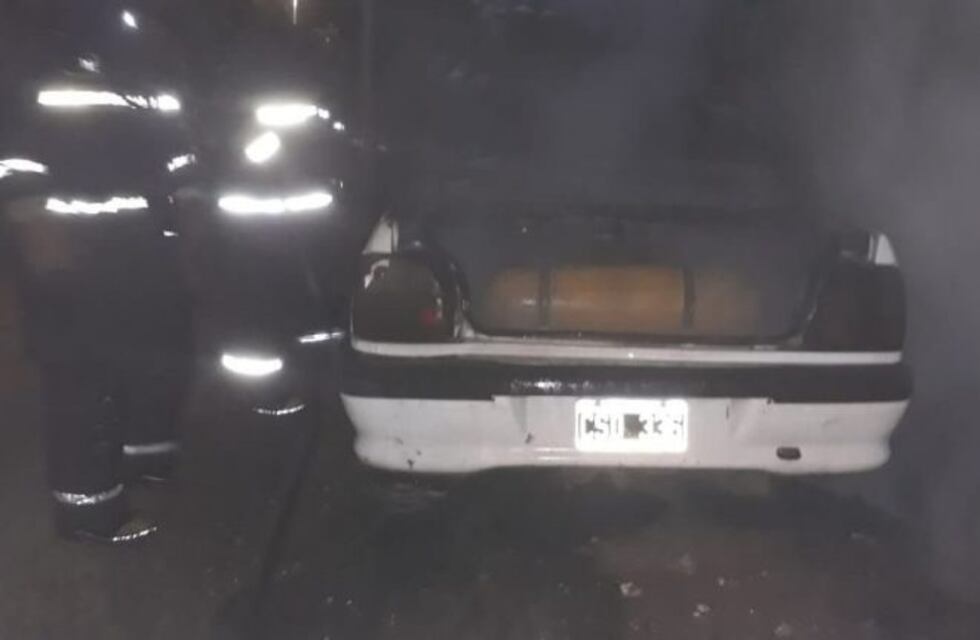Tenía su auto en el garaje y se le prendió fuego
