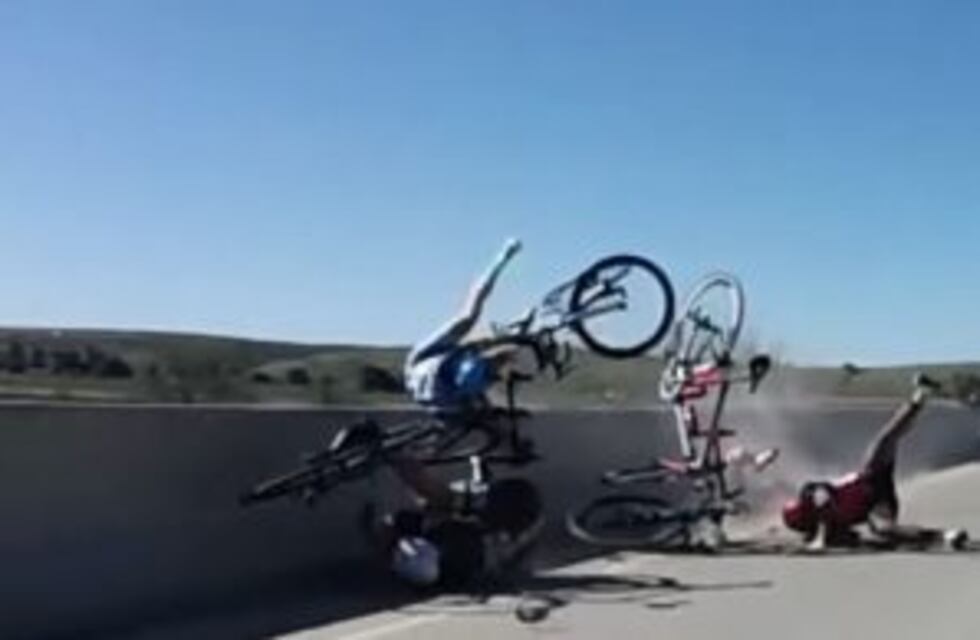 Ciclista quedó colgando de un puente y salvó su vida de milagro