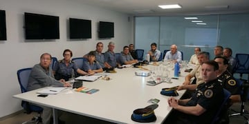 El gobernador y el ministro de Seguridad recibieron a los uniformados en el OJO\u002E (@maxipullaro)