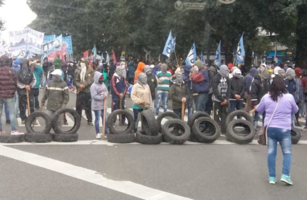 Incidentes tras el desalojo de un piquete por parte de Infantería: hay siete detenidos