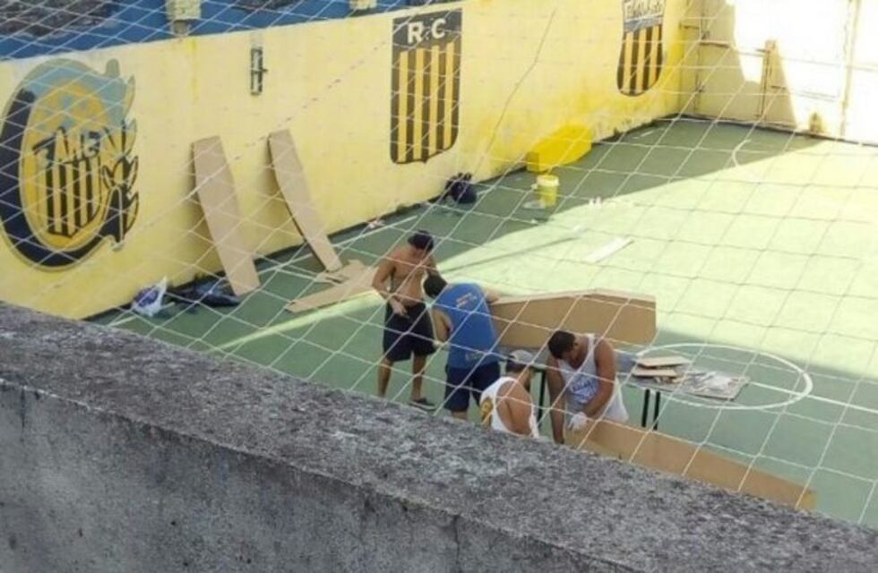 Central pidió la expulsión de los hinchas que pintaron ataúdes hallados en el Gigante