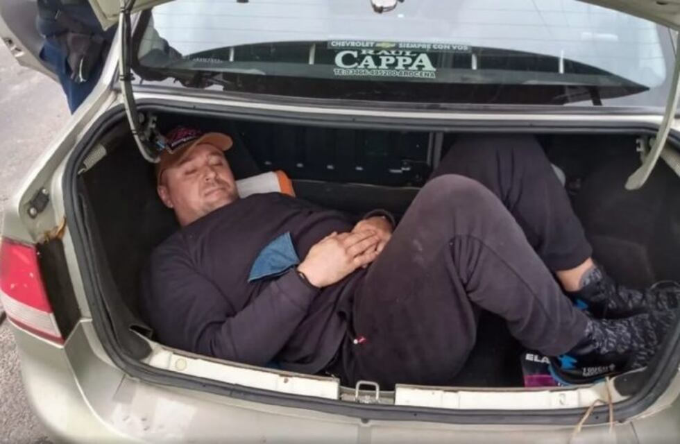 Dueño de armería fue demorado mientras llevaba soldado ucraniano en el baúl