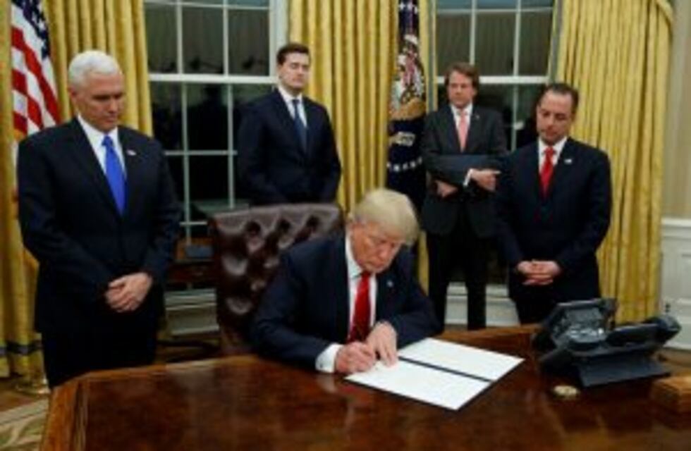 Trump firmó su primera orden ejecutiva como presidente: aliviar las cargas del Obamacare